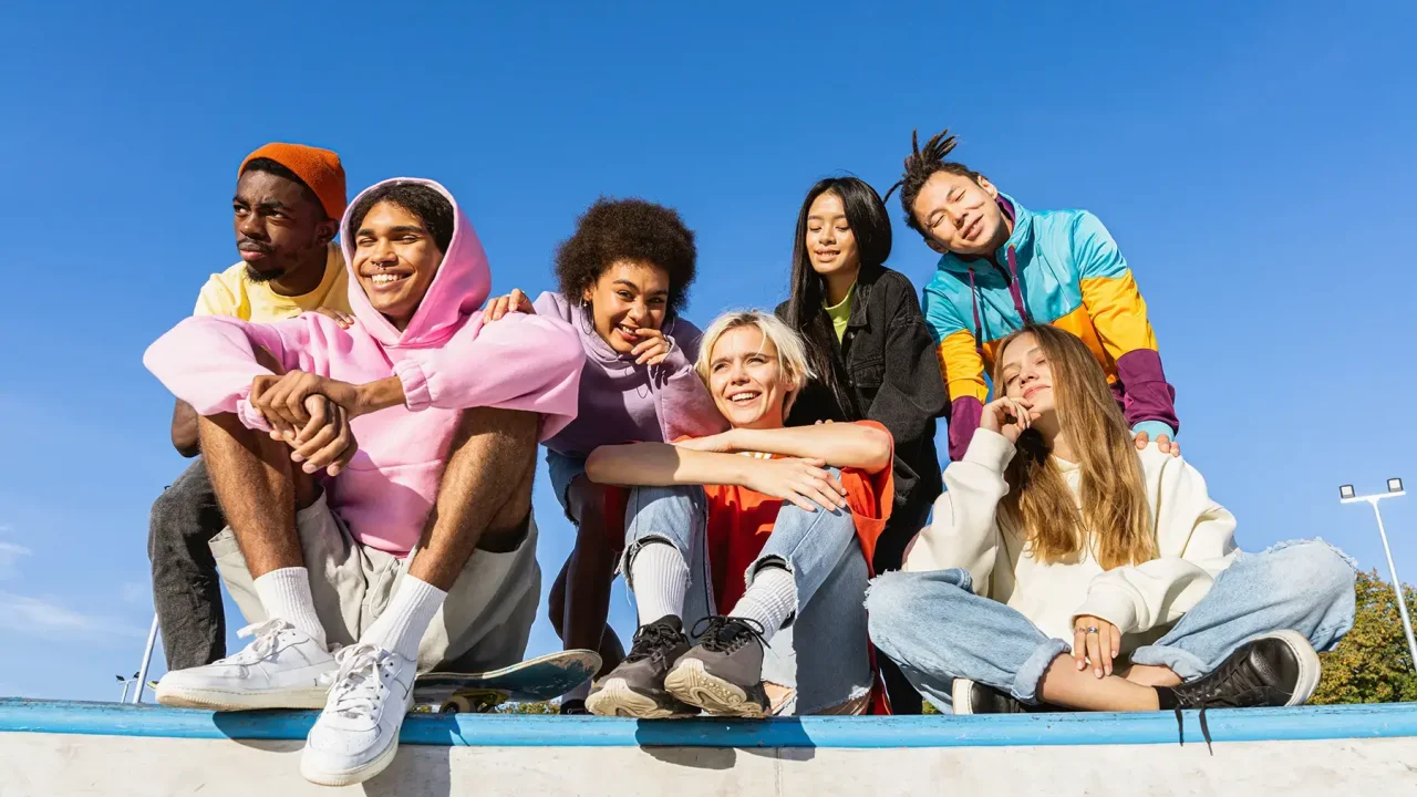 Gruppenfoto von jungen, glücklichen Menschen.