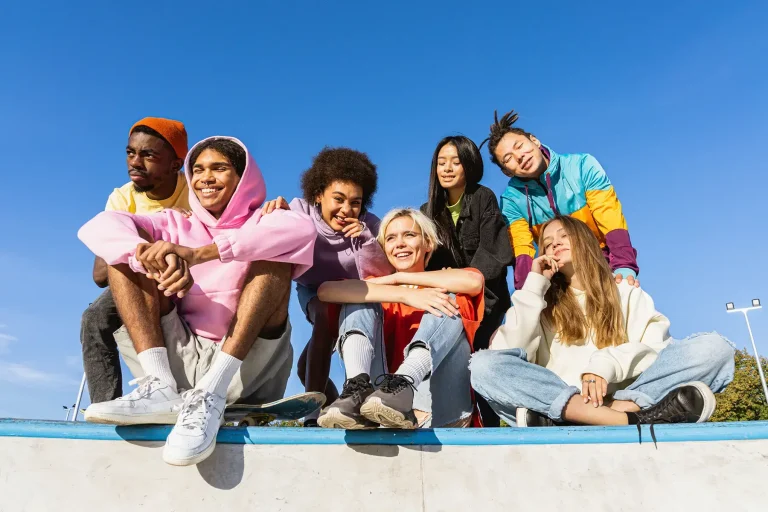 Gruppenfoto von jungen, glücklichen Menschen.